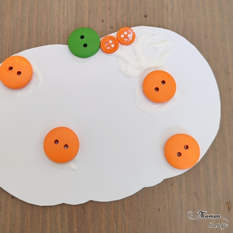 Activité créative et manuelle enfants - Fabriquer des en 5 façons -5 idées citrouilles - Inspiration DIY - Playmaïs, Flocons de maïs, encre et peinture à l'essoreuse à salade, boutons, légumes secs (lentilles corail et pois cassés) - Collage - Bricolage facile pour l'automne - Décoration - Récup' et recyclage sur Papier Kraft - Alimentation, Fruits et légumes - Créativité - arts visuels et atelier maternelle et élémentaire - Cycle 1 ou 2 - mslf