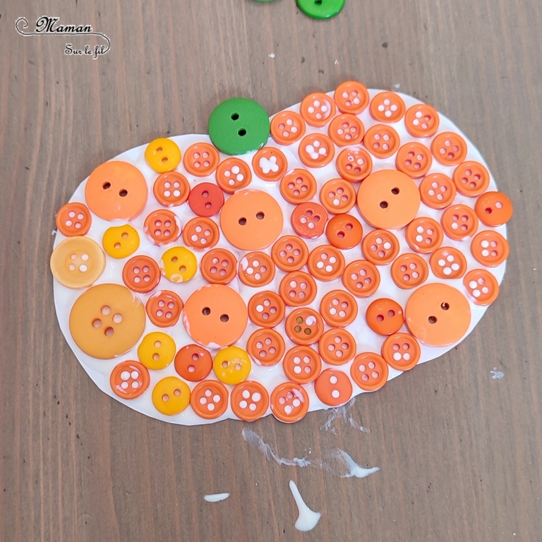 Activité créative et manuelle enfants - Fabriquer des en 5 façons -5 idées citrouilles - Inspiration DIY - Playmaïs, Flocons de maïs, encre et peinture à l'essoreuse à salade, boutons, légumes secs (lentilles corail et pois cassés) - Collage - Bricolage facile pour l'automne - Décoration - Récup' et recyclage sur Papier Kraft - Alimentation, Fruits et légumes - Créativité - arts visuels et atelier maternelle et élémentaire - Cycle 1 ou 2 - mslf