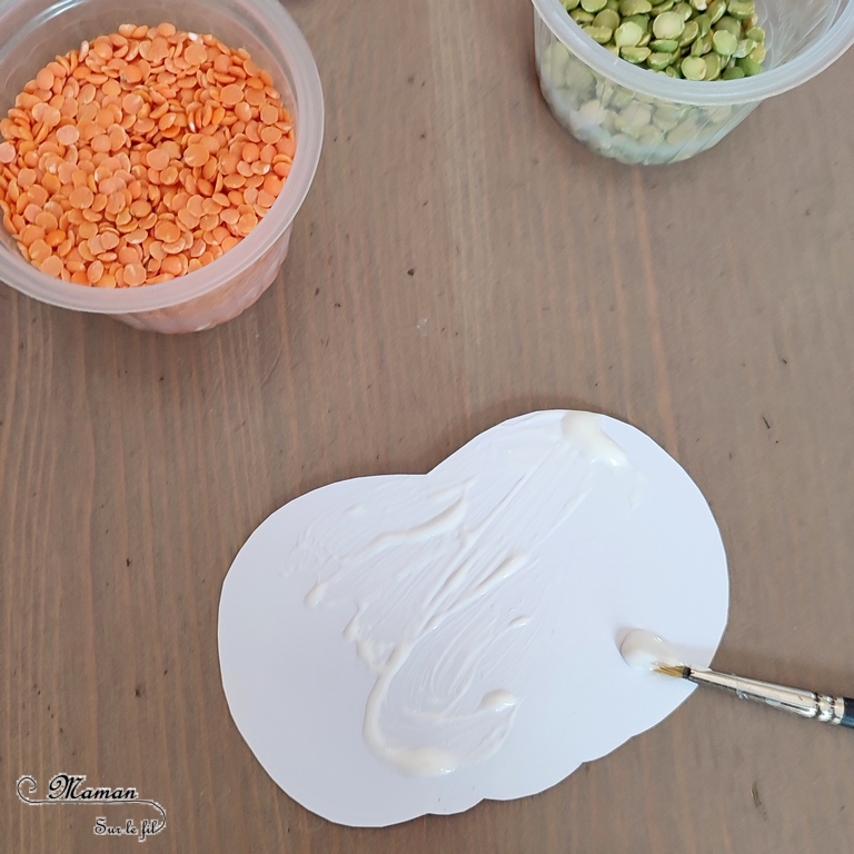 Activité créative et manuelle enfants - Fabriquer des en 5 façons -5 idées citrouilles - Inspiration DIY - Playmaïs, Flocons de maïs, encre et peinture à l'essoreuse à salade, boutons, légumes secs (lentilles corail et pois cassés) - Collage - Bricolage facile pour l'automne - Décoration - Récup' et recyclage sur Papier Kraft - Alimentation, Fruits et légumes - Créativité - arts visuels et atelier maternelle et élémentaire - Cycle 1 ou 2 - mslf