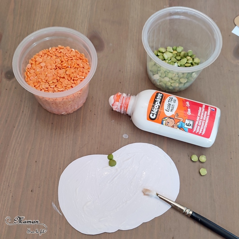 Activité créative et manuelle enfants - Fabriquer des en 5 façons -5 idées citrouilles - Inspiration DIY - Playmaïs, Flocons de maïs, encre et peinture à l'essoreuse à salade, boutons, légumes secs (lentilles corail et pois cassés) - Collage - Bricolage facile pour l'automne - Décoration - Récup' et recyclage sur Papier Kraft - Alimentation, Fruits et légumes - Créativité - arts visuels et atelier maternelle et élémentaire - Cycle 1 ou 2 - mslf