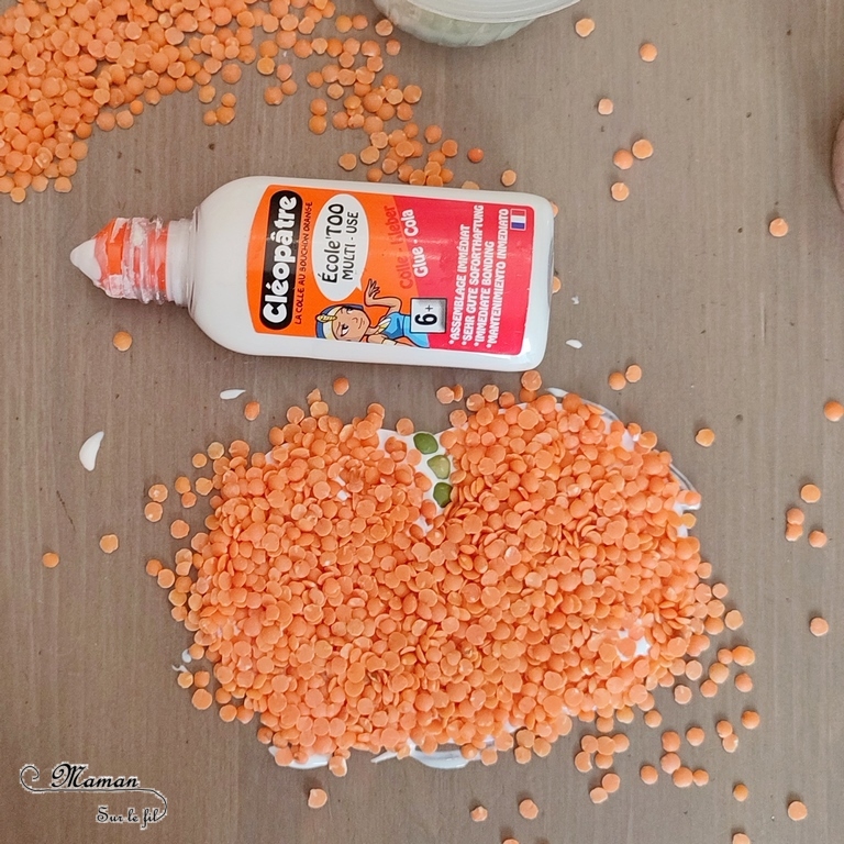 Activité créative et manuelle enfants - Fabriquer des en 5 façons -5 idées citrouilles - Inspiration DIY - Playmaïs, Flocons de maïs, encre et peinture à l'essoreuse à salade, boutons, légumes secs (lentilles corail et pois cassés) - Collage - Bricolage facile pour l'automne - Décoration - Récup' et recyclage sur Papier Kraft - Alimentation, Fruits et légumes - Créativité - arts visuels et atelier maternelle et élémentaire - Cycle 1 ou 2 - mslf