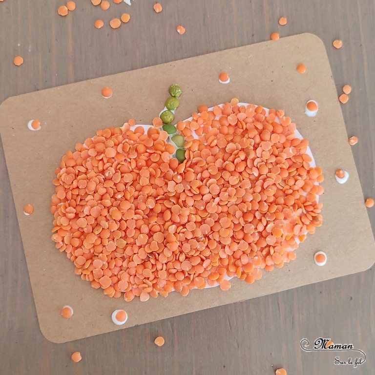 Activité créative et manuelle enfants - Fabriquer des en 5 façons -5 idées citrouilles - Inspiration DIY - Playmaïs, Flocons de maïs, encre et peinture à l'essoreuse à salade, boutons, légumes secs (lentilles corail et pois cassés) - Collage - Bricolage facile pour l'automne - Décoration - Récup' et recyclage sur Papier Kraft - Alimentation, Fruits et légumes - Créativité - arts visuels et atelier maternelle et élémentaire - Cycle 1 ou 2 - mslf