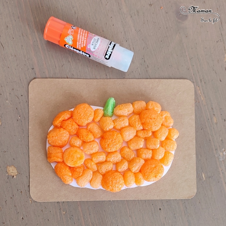 Activité créative et manuelle enfants - Fabriquer des en 5 façons -5 idées citrouilles - Inspiration DIY - Playmaïs, Flocons de maïs, encre et peinture à l'essoreuse à salade, boutons, légumes secs (lentilles corail et pois cassés) - Collage - Bricolage facile pour l'automne - Décoration - Récup' et recyclage sur Papier Kraft - Alimentation, Fruits et légumes - Créativité - arts visuels et atelier maternelle et élémentaire - Cycle 1 ou 2 - mslf