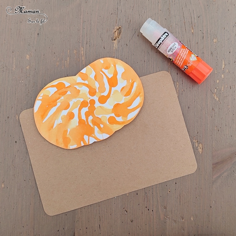 Activité créative et manuelle enfants - Fabriquer des en 5 façons -5 idées citrouilles - Inspiration DIY - Playmaïs, Flocons de maïs, encre et peinture à l'essoreuse à salade, boutons, légumes secs (lentilles corail et pois cassés) - Collage - Bricolage facile pour l'automne - Décoration - Récup' et recyclage sur Papier Kraft - Alimentation, Fruits et légumes - Créativité - arts visuels et atelier maternelle et élémentaire - Cycle 1 ou 2 - mslf