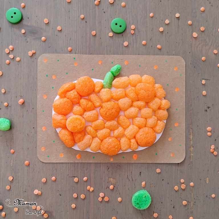 Activité créative et manuelle enfants - Fabriquer des en 5 façons -5 idées citrouilles - Inspiration DIY - Playmaïs, Flocons de maïs, encre et peinture à l'essoreuse à salade, boutons, légumes secs (lentilles corail et pois cassés) - Collage - Bricolage facile pour l'automne - Décoration - Récup' et recyclage sur Papier Kraft - Alimentation, Fruits et légumes - Créativité - arts visuels et atelier maternelle et élémentaire - Cycle 1 ou 2 - mslf