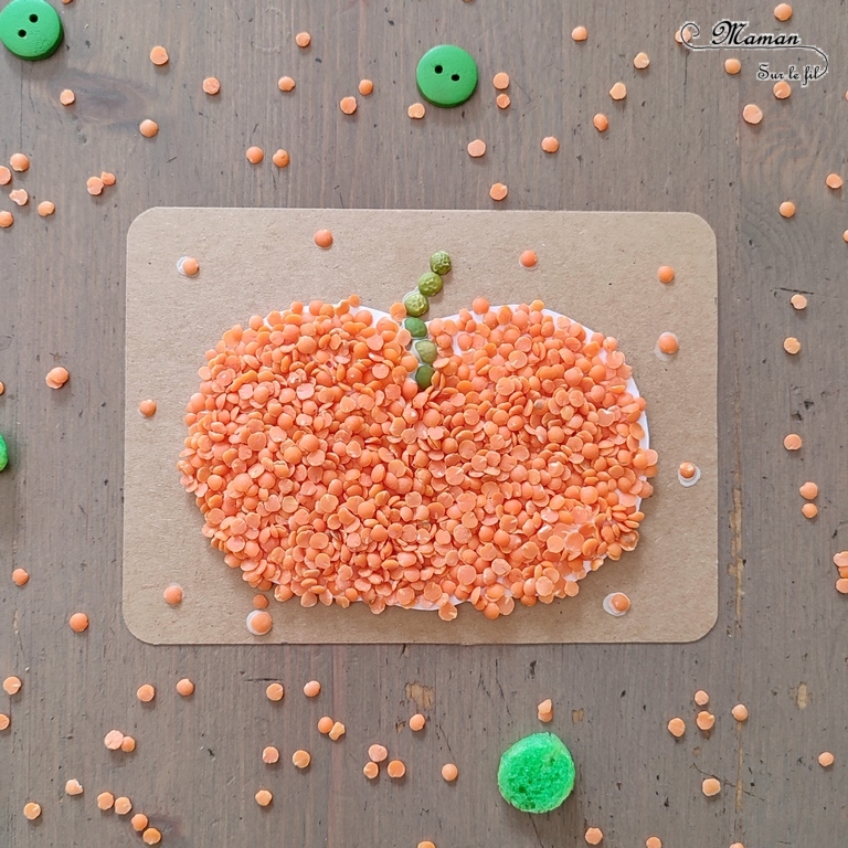 Activité créative et manuelle enfants - Fabriquer des en 5 façons -5 idées citrouilles - Inspiration DIY - Playmaïs, Flocons de maïs, encre et peinture à l'essoreuse à salade, boutons, légumes secs (lentilles corail et pois cassés) - Collage - Bricolage facile pour l'automne - Décoration - Récup' et recyclage sur Papier Kraft - Alimentation, Fruits et légumes - Créativité - arts visuels et atelier maternelle et élémentaire - Cycle 1 ou 2 - mslf