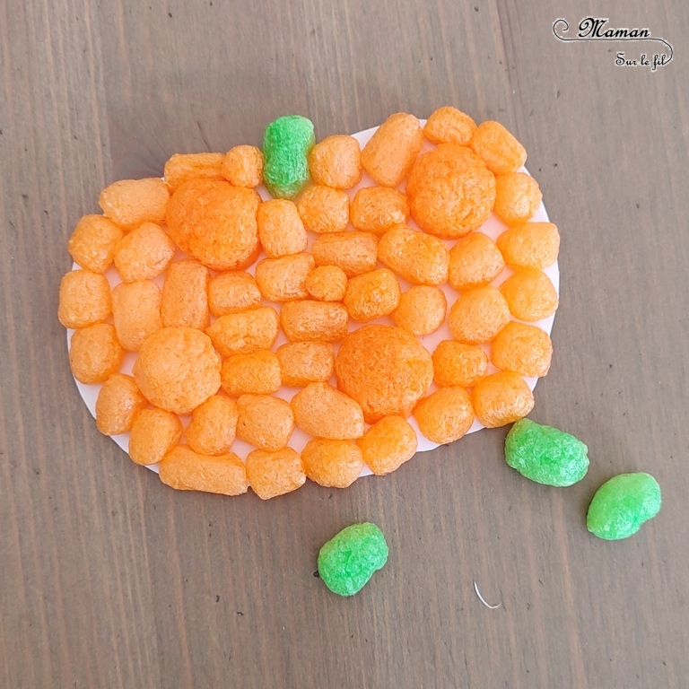 Activité créative et manuelle enfants - Fabriquer des en 5 façons -5 idées citrouilles - Inspiration DIY - Playmaïs, Flocons de maïs, encre et peinture à l'essoreuse à salade, boutons, légumes secs (lentilles corail et pois cassés) - Collage - Bricolage facile pour l'automne - Décoration - Récup' et recyclage sur Papier Kraft - Alimentation, Fruits et légumes - Créativité - arts visuels et atelier maternelle et élémentaire - Cycle 1 ou 2 - mslf