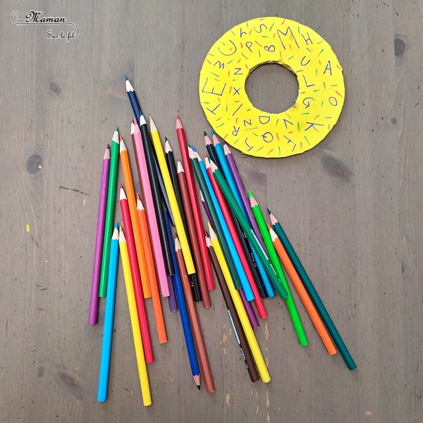 Jeu DIY en récup' - Jeu du donuts Thème école, rentrée et crayons de couleurs - Activité créative et manuelle enfants - Recyclage de carton, peinture et dessin - Jeu d'adresse et de motricité fine - Lettres et Chiffres - Jeu fait maison pédagogique et éducatif - Créativité - arts visuels et atelier maternelle - Cycle 1 et 2 - Atelier autonome - mslf