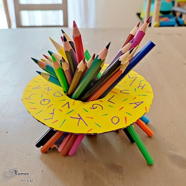 Jeu DIY en récup' - Jeu du donuts Thème école, rentrée et crayons de couleurs - Activité créative et manuelle enfants - Recyclage de carton, peinture et dessin - Jeu d'adresse et de motricité fine - Lettres et Chiffres - Jeu fait maison pédagogique et éducatif - Créativité - arts visuels et atelier maternelle - Cycle 1 et 2 - Atelier autonome - mslf