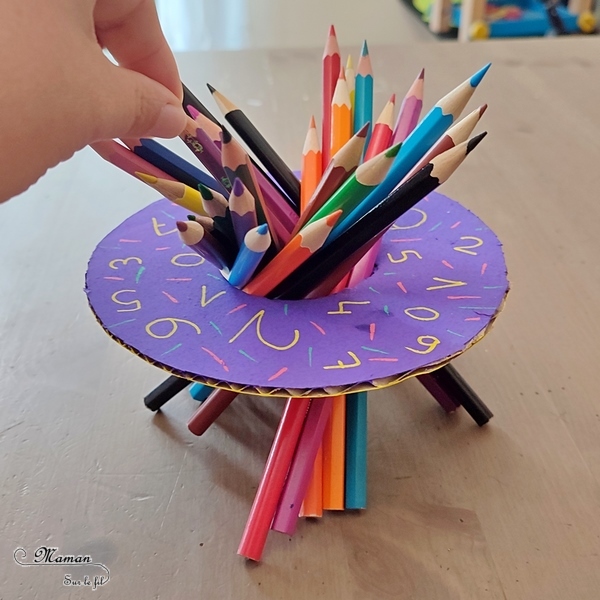 Jeu DIY en récup' - Jeu du donuts Thème école, rentrée et crayons de couleurs - Activité créative et manuelle enfants - Recyclage de carton, peinture et dessin - Jeu d'adresse et de motricité fine - Lettres et Chiffres - Jeu fait maison pédagogique et éducatif - Créativité - arts visuels et atelier maternelle - Cycle 1 et 2 - Atelier autonome - mslf