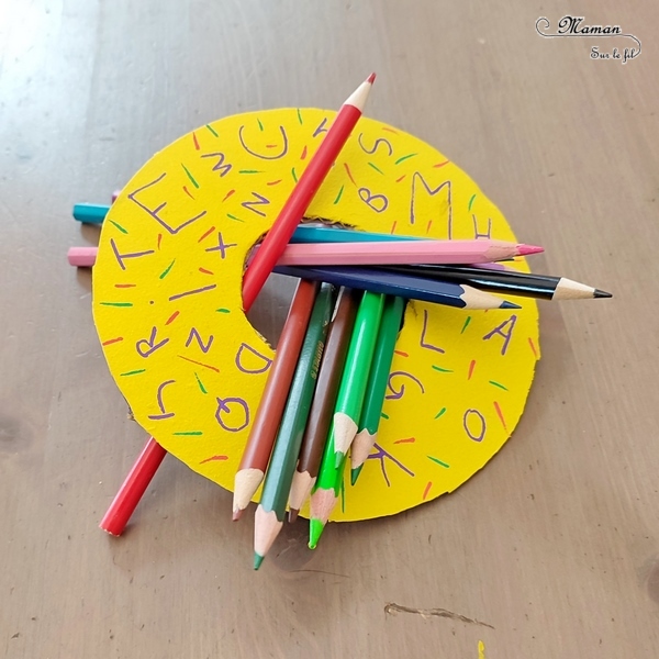 Jeu DIY en récup' - Jeu du donuts Thème école, rentrée et crayons de couleurs - Activité créative et manuelle enfants - Recyclage de carton, peinture et dessin - Jeu d'adresse et de motricité fine - Lettres et Chiffres - Jeu fait maison pédagogique et éducatif - Créativité - arts visuels et atelier maternelle - Cycle 1 et 2 - Atelier autonome - mslf