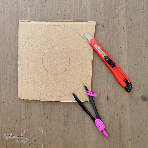 Jeu DIY en récup' - Jeu du donuts Thème école, rentrée et crayons de couleurs - Activité créative et manuelle enfants - Recyclage de carton, peinture et dessin - Jeu d'adresse et de motricité fine - Lettres et Chiffres - Jeu fait maison pédagogique et éducatif - Créativité - arts visuels et atelier maternelle - Cycle 1 et 2 - Atelier autonome - mslf