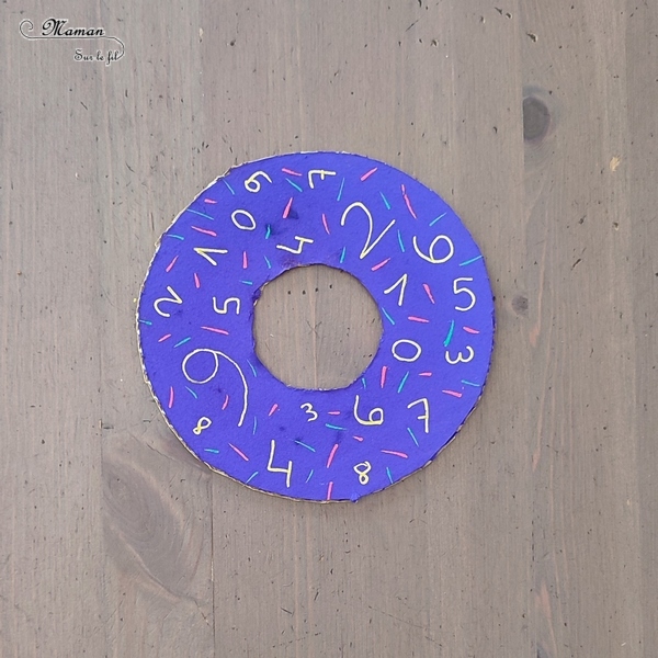 Jeu DIY en récup' - Jeu du donuts Thème école, rentrée et crayons de couleurs - Activité créative et manuelle enfants - Recyclage de carton, peinture et dessin - Jeu d'adresse et de motricité fine - Lettres et Chiffres - Jeu fait maison pédagogique et éducatif - Créativité - arts visuels et atelier maternelle - Cycle 1 et 2 - Atelier autonome - mslf