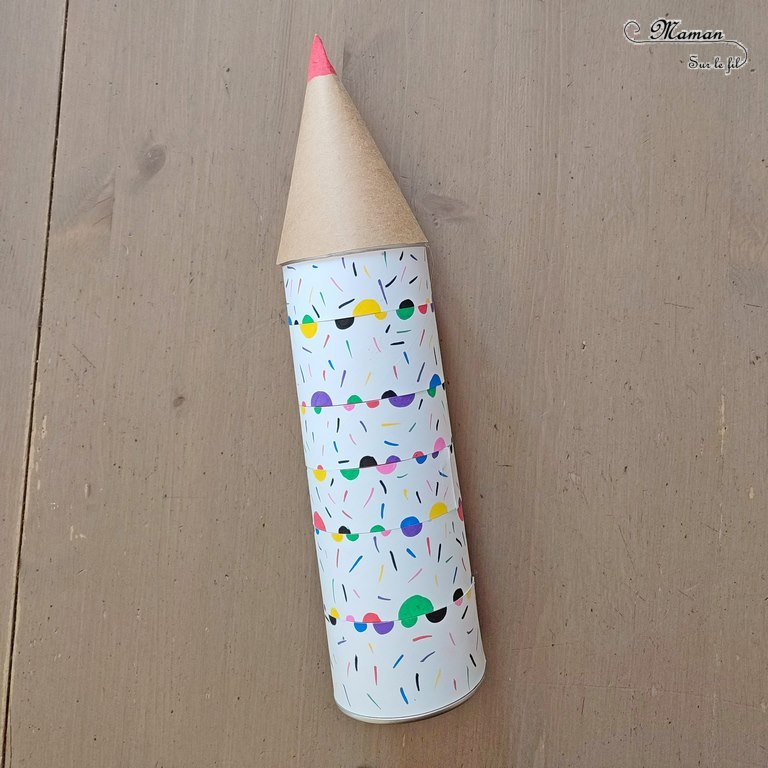 Jeu DIY en récup' - Thème école, rentrée scolaire et crayon de couleur - Activité créative et manuelle enfants - Logique et motricité - Crayon avec éléments qui tournent à aligner - Ronds et couleurs - Bricolage facile fait maison - Kraft - Recyclage d'une boite de chips, de tuiles, de Pringles - Jeu pédagogique et éducatif - Créativité - arts visuels et atelier maternelle - Cycle 1 ou 2 , Elémentaire - Atelier autonome - mslf