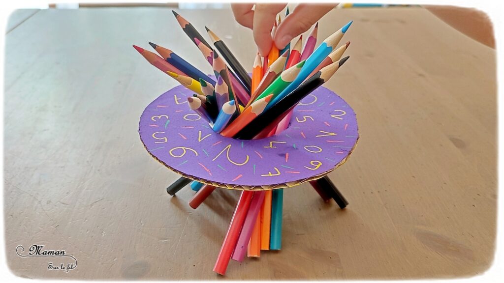 Jeu DIY en récup' - Jeu du donuts Thème école, rentrée et crayons de couleurs - Activité créative et manuelle enfants - Recyclage de carton, peinture et dessin - Jeu d'adresse et de motricité fine - Lettres et Chiffres - Jeu fait maison pédagogique et éducatif - Créativité - arts visuels et atelier maternelle - Cycle 1 et 2 - Atelier autonome - mslf