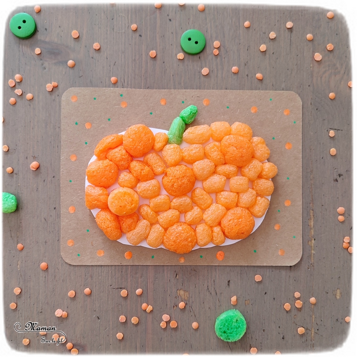 Activité créative et manuelle enfants - Fabriquer des en 5 façons -5 idées citrouilles - Inspiration DIY - Playmaïs, Flocons de maïs, encre et peinture à l'essoreuse à salade, boutons, légumes secs (lentilles corail et pois cassés) - Collage - Bricolage facile pour l'automne - Décoration - Récup' et recyclage sur Papier Kraft - Alimentation, Fruits et légumes - Créativité - arts visuels et atelier maternelle et élémentaire - Cycle 1 ou 2 - mslf