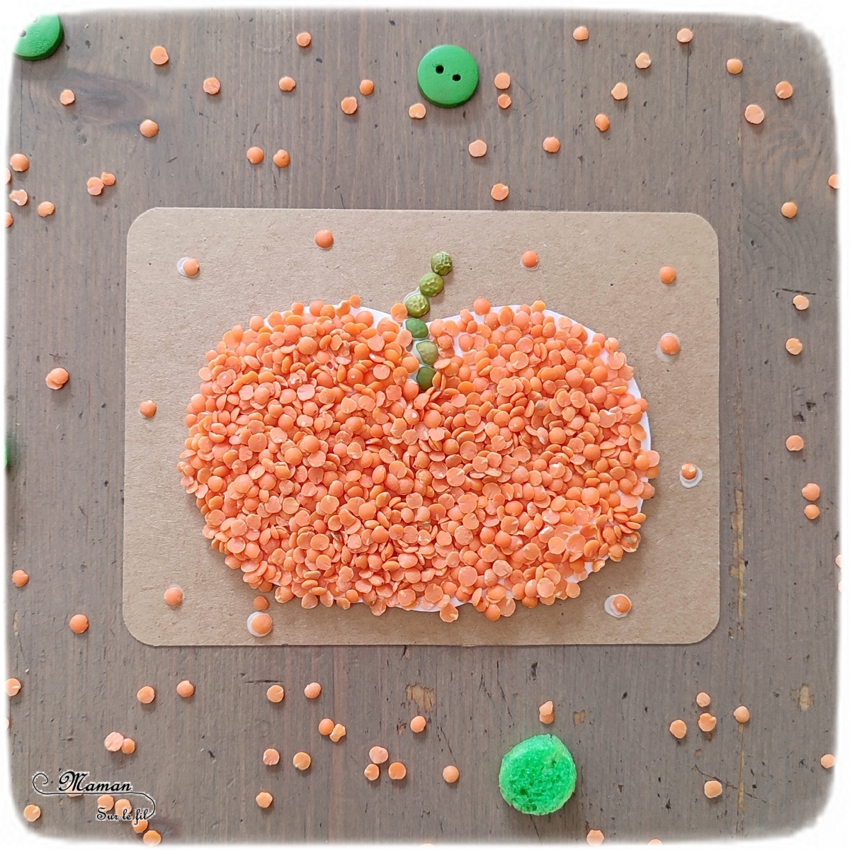 Activité créative et manuelle enfants - Fabriquer des en 5 façons -5 idées citrouilles - Inspiration DIY - Playmaïs, Flocons de maïs, encre et peinture à l'essoreuse à salade, boutons, légumes secs (lentilles corail et pois cassés) - Collage - Bricolage facile pour l'automne - Décoration - Récup' et recyclage sur Papier Kraft - Alimentation, Fruits et légumes - Créativité - arts visuels et atelier maternelle et élémentaire - Cycle 1 ou 2 - mslf