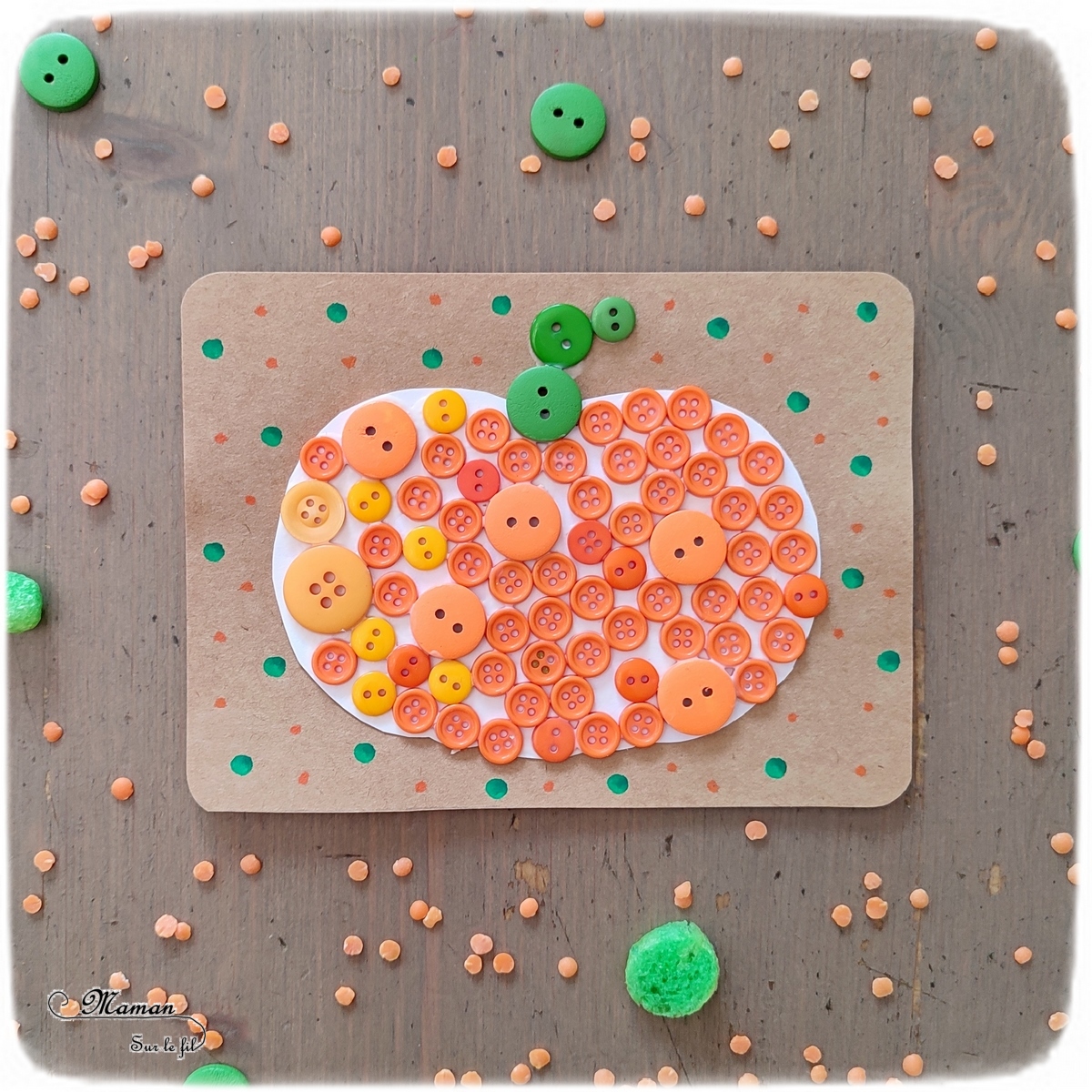 Activité créative et manuelle enfants - Fabriquer des en 5 façons -5 idées citrouilles - Inspiration DIY - Playmaïs, Flocons de maïs, encre et peinture à l'essoreuse à salade, boutons, légumes secs (lentilles corail et pois cassés) - Collage - Bricolage facile pour l'automne - Décoration - Récup' et recyclage sur Papier Kraft - Alimentation, Fruits et légumes - Créativité - arts visuels et atelier maternelle et élémentaire - Cycle 1 ou 2 - mslf