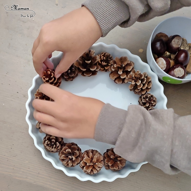 Activité créative et manuelle enfants - Invitation à créer et inventer un mandala aux couleurs de l'automne - avec éléments de la nature ramassés en forêt - Marrons, pommes de pin, glands, graines peuplier, cailloux - Découverte des mandalas et du Land Art - Forêt, bois et automne - Activité facile pour l'automne - Décoration - Créativité - arts visuels et atelier maternelle et élémentaire - Cycle 1 ou 2 - mslf