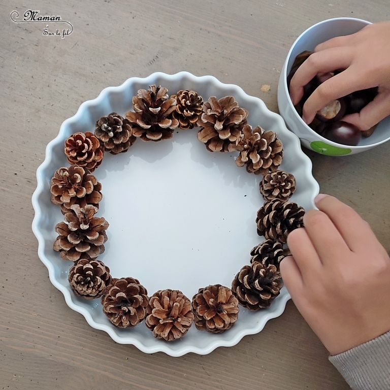 Activité créative et manuelle enfants - Invitation à créer et inventer un mandala aux couleurs de l'automne - avec éléments de la nature ramassés en forêt - Marrons, pommes de pin, glands, graines peuplier, cailloux - Découverte des mandalas et du Land Art - Forêt, bois et automne - Activité facile pour l'automne - Décoration - Créativité - arts visuels et atelier maternelle et élémentaire - Cycle 1 ou 2 - mslf