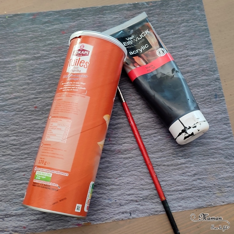 Activité créative et manuelle enfants - Fabriquer une bougie sanglante en récup pour Halloween - Avec une boite cylindrique de chips type Pringles - Pistolet à colle - Colle chaude et peinture - Bricolage facile pour Halloween - Décoration - Récup' et recyclage - Peur - Créativité - arts visuels et atelier maternelle et élémentaire - Cycle 1 ou 2 - mslf