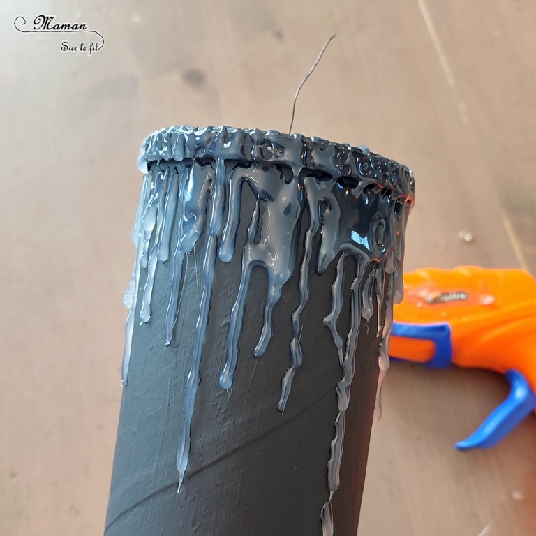 Activité créative et manuelle enfants - Fabriquer une bougie sanglante en récup pour Halloween - Avec une boite cylindrique de chips type Pringles - Pistolet à colle - Colle chaude et peinture - Bricolage facile pour Halloween - Décoration - Récup' et recyclage - Peur - Créativité - arts visuels et atelier maternelle et élémentaire - Cycle 1 ou 2 - mslf