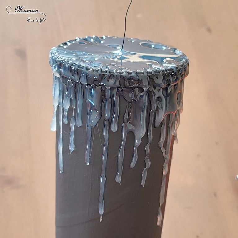 Activité créative et manuelle enfants - Fabriquer une bougie sanglante en récup pour Halloween - Avec une boite cylindrique de chips type Pringles - Pistolet à colle - Colle chaude et peinture - Bricolage facile pour Halloween - Décoration - Récup' et recyclage - Peur - Créativité - arts visuels et atelier maternelle et élémentaire - Cycle 1 ou 2 - mslf