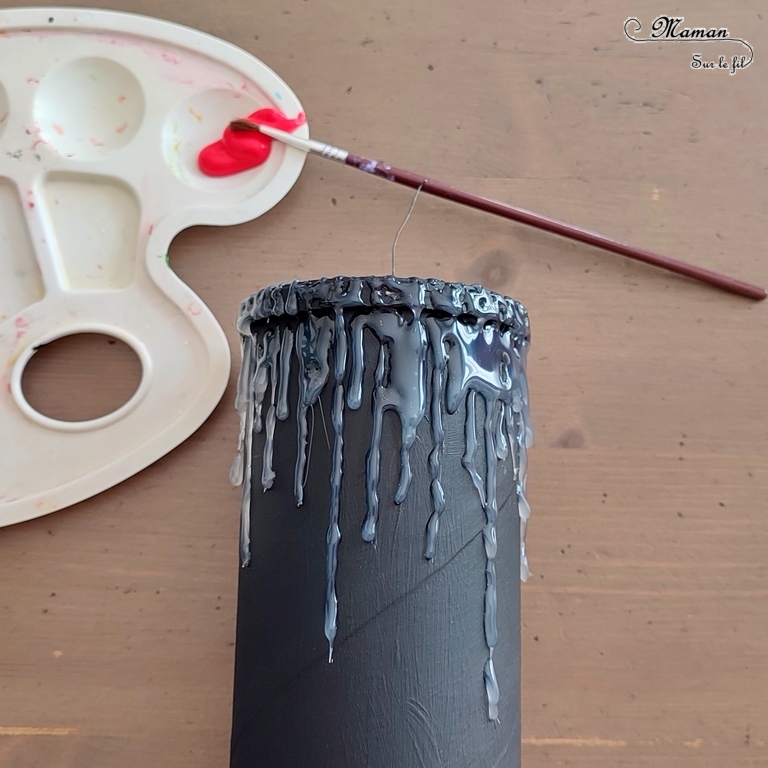 Activité créative et manuelle enfants - Fabriquer une bougie sanglante en récup pour Halloween - Avec une boite cylindrique de chips type Pringles - Pistolet à colle - Colle chaude et peinture - Bricolage facile pour Halloween - Décoration - Récup' et recyclage - Peur - Créativité - arts visuels et atelier maternelle et élémentaire - Cycle 1 ou 2 - mslf