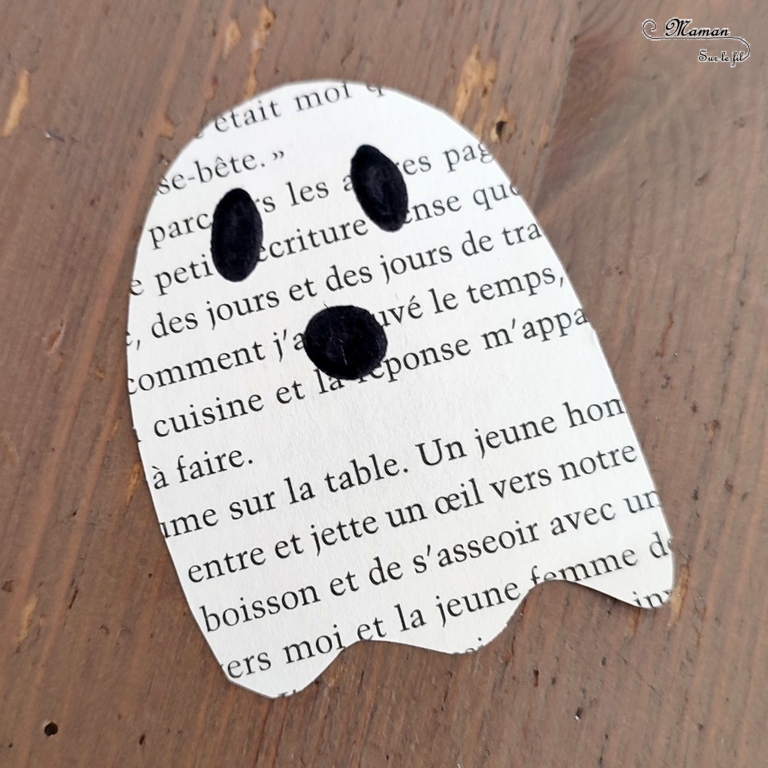 Activité créative et manuelle enfants - Petits fantômes découpés dans une page de livre - Lune jaune orange, paillettes pour les étoiles dans la nuit - Découpage, collage, dessin - Peur et décoration pour Halloween - Créativité - arts visuels et atelier maternelle et élémentaire - Cycle 1, 2 ou 3 - mslf