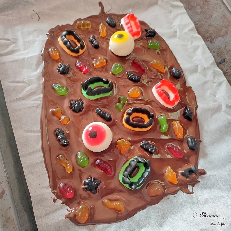 Cuisine ludique - Tablette de chocolat DIY décorée façon Halloween - Activité créative et manuelle enfants - Faire sa propre plaque de chocolat fait maison en posant des bonbons effrayants dessus - Goûter rigolo ou repas d'Halloween - Peur et décoration - Créativité - arts visuels et atelier maternelle et élémentaire - Cycle 1, 2 ou 3 - mslf