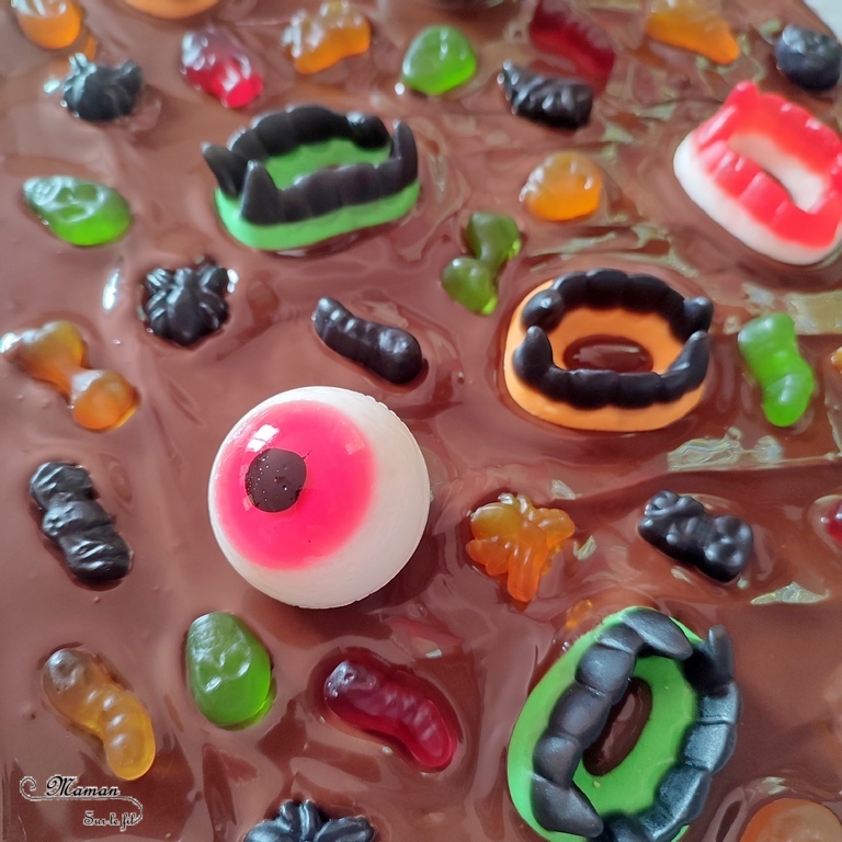 Cuisine ludique - Tablette de chocolat DIY décorée façon Halloween - Activité créative et manuelle enfants - Faire sa propre plaque de chocolat fait maison en posant des bonbons effrayants dessus - Goûter rigolo ou repas d'Halloween - Peur et décoration - Créativité - arts visuels et atelier maternelle et élémentaire - Cycle 1, 2 ou 3 - mslf