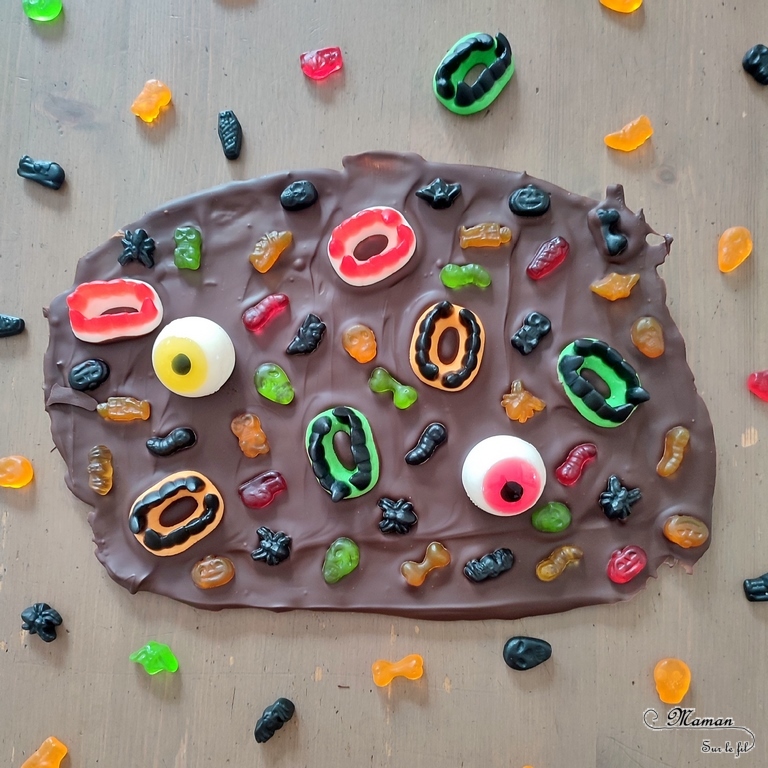 Cuisine ludique - Tablette de chocolat DIY décorée façon Halloween - Activité créative et manuelle enfants - Faire sa propre plaque de chocolat fait maison en posant des bonbons effrayants dessus - Goûter rigolo ou repas d'Halloween - Peur et décoration - Créativité - arts visuels et atelier maternelle et élémentaire - Cycle 1, 2 ou 3 - mslf