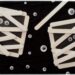 Activité créative et manuelle enfants - Petits tableaux Momies en récup' - Papier noir, bâtonnets de glace en bois peints en blanc, yeux mobiles - Découpage, collage - Bricolage, peur et décoration pour Halloween - Recyclage, surcyclage - Créativité - arts visuels et atelier maternelle et élémentaire - Cycle 1, 2 ou 3 - mslf