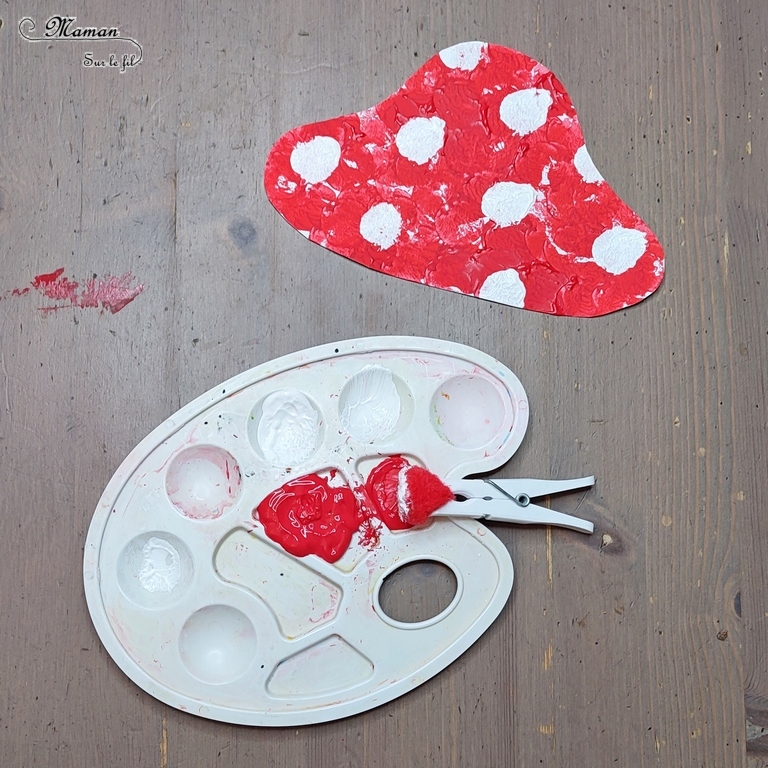 Activité créative et manuelle enfants - Champignon en peinture au bouchon et au pompon - Carton ondulé déchiré - Fond au papier aluminium, feutres et eau - Découpage, collage - Inspiration DIY - Bricolage facile pour l'automne - Décoration - Alimentation et forêt - Créativité - arts visuels et atelier maternelle et élémentaire - Cycle 1 ou 2 - mslf