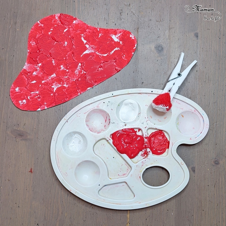 Activité créative et manuelle enfants - Champignon en peinture au bouchon et au pompon - Carton ondulé déchiré - Fond au papier aluminium, feutres et eau - Découpage, collage - Inspiration DIY - Bricolage facile pour l'automne - Décoration - Alimentation et forêt - Créativité - arts visuels et atelier maternelle et élémentaire - Cycle 1 ou 2 - mslf