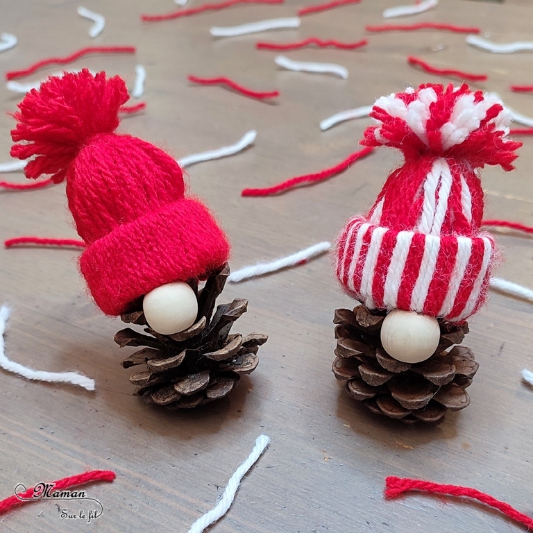 Activité créative et manuelle enfants - Fabriquer des petits gnomes de Noël - Bricolage et décoration DIY - Bonnets Hiver en laine tissée et récup' de rouleaux de papier toilettes - PQ - Lutins avec une pomme de pin et une perle en bois - Recyclage, Nature et Land Art - Fait Maison - Inspiration DIY - Créativité - arts visuels et atelier maternelle et élémentaire - Cycle 1 ou 2 - Hiver et Noël - mslf