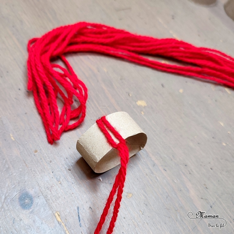 Activité créative et manuelle enfants - Fabriquer des petits gnomes de Noël - Bricolage et décoration DIY - Bonnets Hiver en laine tissée et récup' de rouleaux de papier toilettes - PQ - Lutins avec une pomme de pin et une perle en bois - Recyclage, Nature et Land Art - Fait Maison - Inspiration DIY - Créativité - arts visuels et atelier maternelle et élémentaire - Cycle 1 ou 2 - Hiver et Noël - mslf