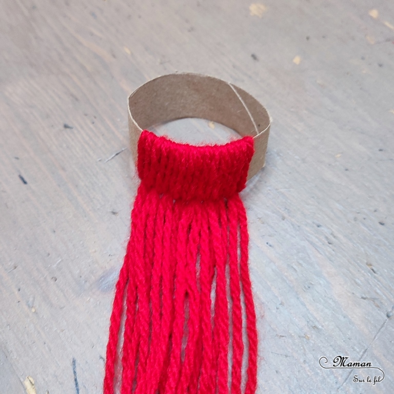 Activité créative et manuelle enfants - Fabriquer des petits gnomes de Noël - Bricolage et décoration DIY - Bonnets Hiver en laine tissée et récup' de rouleaux de papier toilettes - PQ - Lutins avec une pomme de pin et une perle en bois - Recyclage, Nature et Land Art - Fait Maison - Inspiration DIY - Créativité - arts visuels et atelier maternelle et élémentaire - Cycle 1 ou 2 - Hiver et Noël - mslf