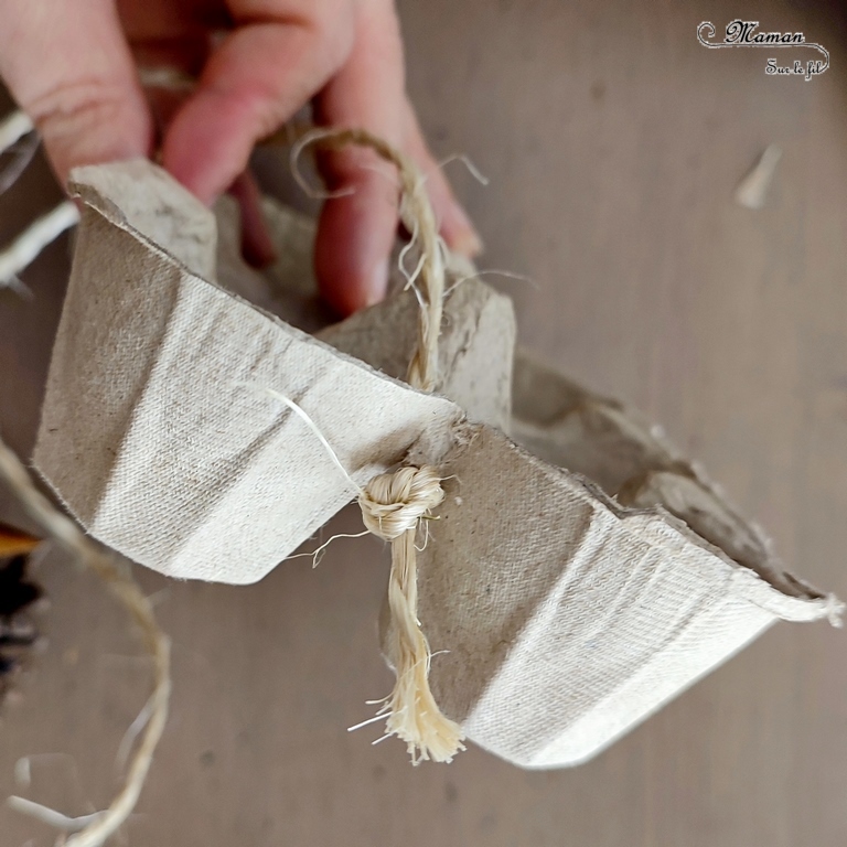 Activité créative et manuelle enfants - Fabriquer une mangeoire à oiseaux avec une boite à oeufs - Récup' - Bricolage DIY Fait maison pour automne - Décoration avec hiboux en pommes de pin - Land art - Nature - Animaux de la forêt - Décoration pour automne et forêt - Créer avec la nature - Inspiration DIY et Fait Maison - Bricolage facile pour l'automne - Décoration - Créativité - arts visuels et atelier maternelle et élémentaire - Cycle 1, 2 ou 3 - mslf