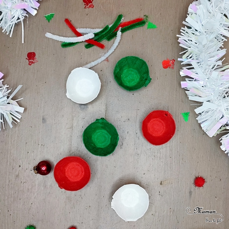 Activité créative et manuelle enfants - Fabriquer un service de thé des lutins de Noël - Peinture, bricolage et Récup' - Boite à oeufs et fils chenille - Tasses à café - Couleurs de Noël - Jeu DIY - Fait Maison - Dinette - Possible en décoration - Recyclage - Inspiration DIY - Créativité - arts visuels et atelier maternelle et élémentaire - Cycle 1 ou 2 - Hiver et Noël - mslf