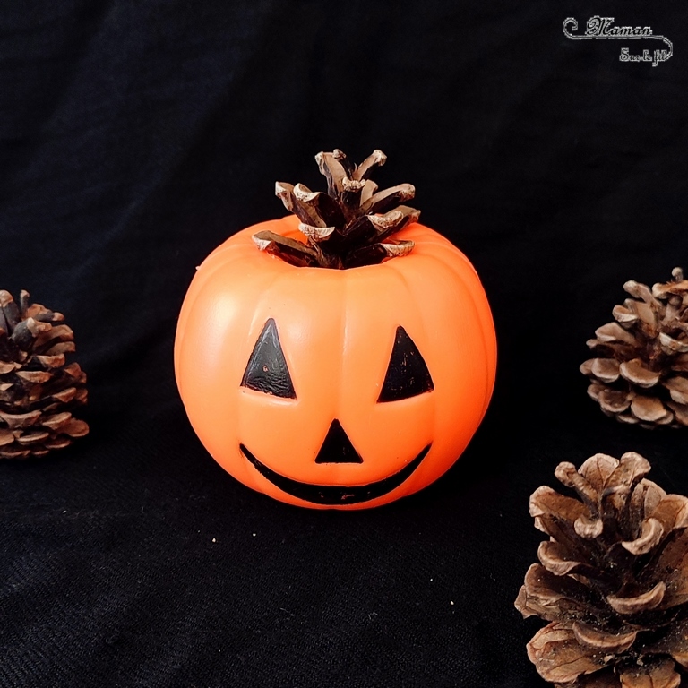 Activité créative et manuelle enfants - Inventer une coiffure à la citrouille Halloween- Invitation à créer et à jouer - Utilisation de loose parts créatifs, matériel et objets divers, éléments de la nature et du jardin, land art, bonbons - Rigolo et ludique - Motricité fine - Bricolage, peur et décoration pour Halloween - Recyclage, surcyclage - Créativité - arts visuels et atelier autonome créatif maternelle et élémentaire - Cycle 1, 2 ou 3 - mslf