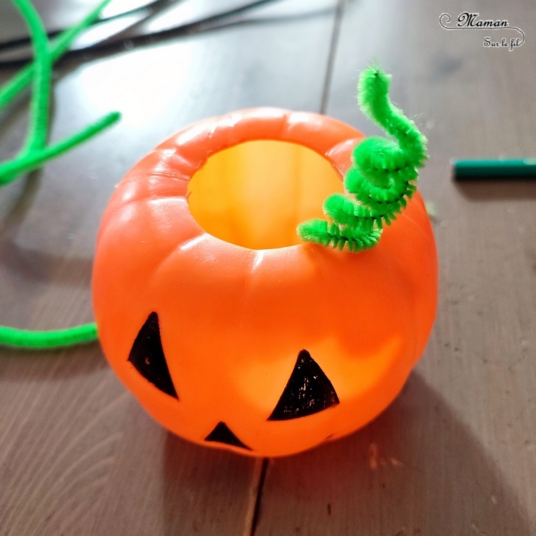 Activité créative et manuelle enfants - Inventer une coiffure à la citrouille Halloween- Invitation à créer et à jouer - Utilisation de loose parts créatifs, matériel et objets divers, éléments de la nature et du jardin, land art, bonbons - Rigolo et ludique - Motricité fine - Bricolage, peur et décoration pour Halloween - Recyclage, surcyclage - Créativité - arts visuels et atelier autonome créatif maternelle et élémentaire - Cycle 1, 2 ou 3 - mslf