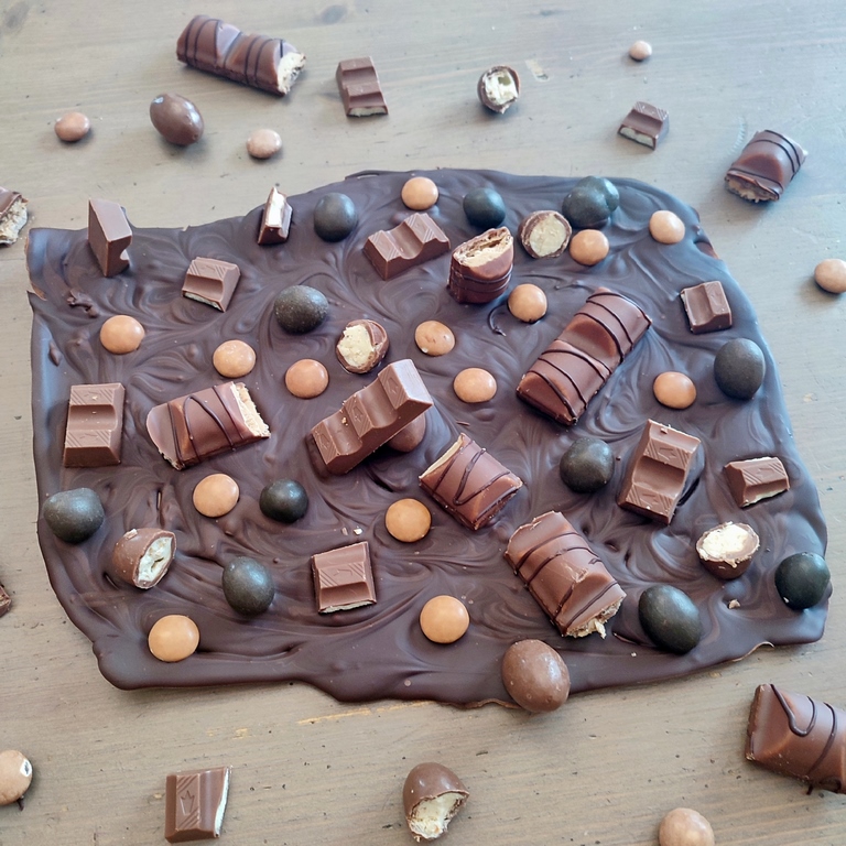 Cuisine ludique - Tablette maison tout chocolat - DIY Fait maison - Chocolate Bark décorée avec barres chocolatées, billes, gâteaux, bonbons type smarties et m&m's marrons - Kinder - Activité créative et manuelle enfants - Faire sa propre plaque de chocolat - Marbrée - Goûter rigolo ou anniversaire - Cadeaux de fin d'année - Créativité - arts visuels et atelier maternelle et élémentaire - Cycle 1, 2 ou 3 - mslf