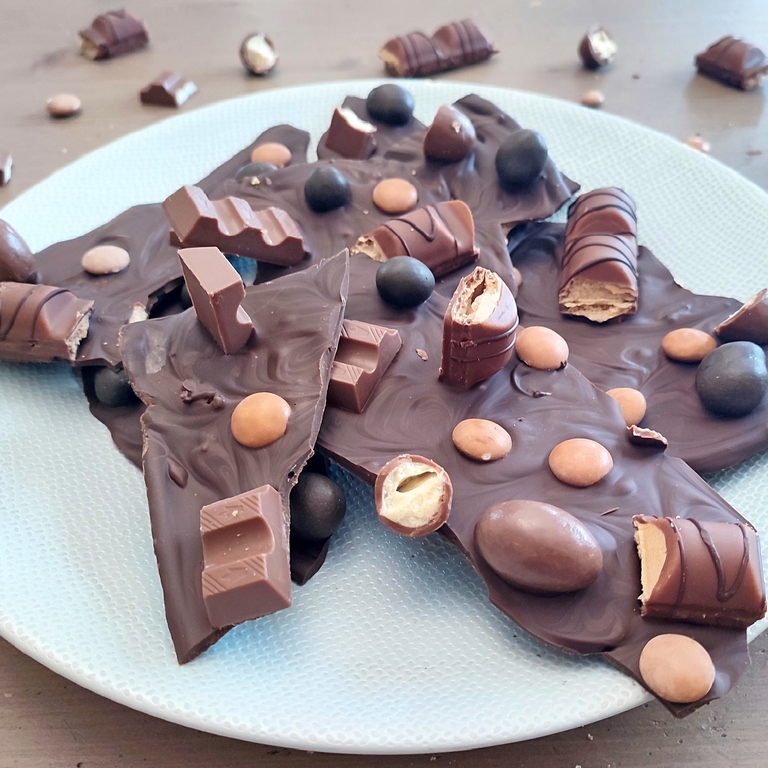 Cuisine ludique - Tablette maison tout chocolat - DIY Fait maison - Chocolate Bark décorée avec barres chocolatées, billes, gâteaux, bonbons type smarties et m&m's marrons - Kinder - Activité créative et manuelle enfants - Faire sa propre plaque de chocolat - Marbrée - Goûter rigolo ou anniversaire - Cadeaux de fin d'année - Créativité - arts visuels et atelier maternelle et élémentaire - Cycle 1, 2 ou 3 - mslf