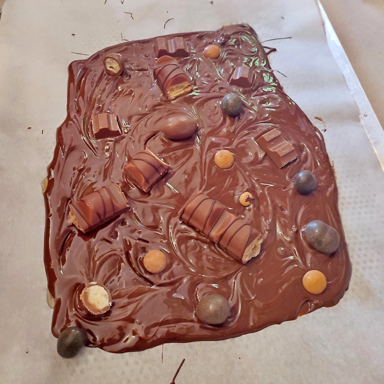 Cuisine ludique - Tablette maison tout chocolat - DIY Fait maison - Chocolate Bark décorée avec barres chocolatées, billes, gâteaux, bonbons type smarties et m&m's marrons - Kinder - Activité créative et manuelle enfants - Faire sa propre plaque de chocolat - Marbrée - Goûter rigolo ou anniversaire - Cadeaux de fin d'année - Créativité - arts visuels et atelier maternelle et élémentaire - Cycle 1, 2 ou 3 - mslf