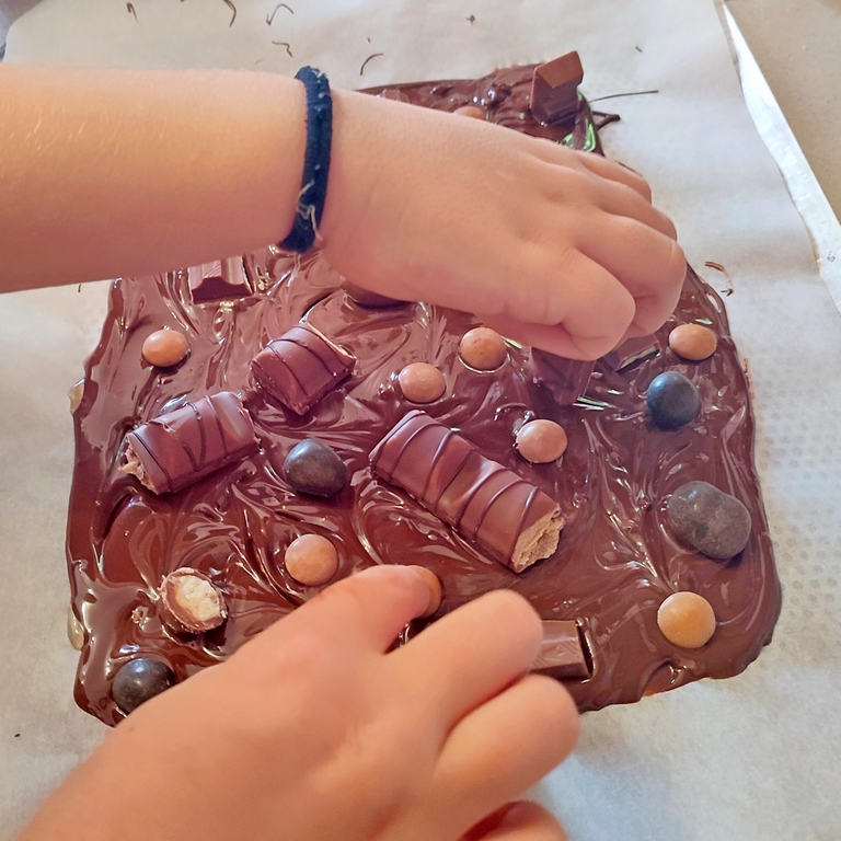 Cuisine ludique - Tablette maison tout chocolat - DIY Fait maison - Chocolate Bark décorée avec barres chocolatées, billes, gâteaux, bonbons type smarties et m&m's marrons - Kinder - Activité créative et manuelle enfants - Faire sa propre plaque de chocolat - Marbrée - Goûter rigolo ou anniversaire - Cadeaux de fin d'année - Créativité - arts visuels et atelier maternelle et élémentaire - Cycle 1, 2 ou 3 - mslf