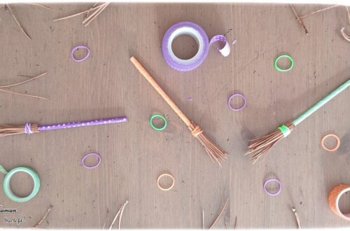 Activité créative et manuelle enfants - Fabriquer des petits balais de sorcière en récup' et éléments de la nature - épines de pin, élastiques, bâtonnets en bois et masking-tape en récup' - Motricité fine - Bricolage, peur et décoration pour Halloween - Recyclage, surcyclage - Créativité - arts visuels et atelier maternelle et élémentaire - Cycle 1, 2 ou 3 - mslf