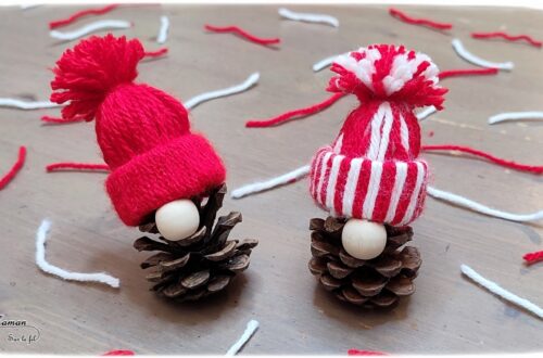 Activité créative et manuelle enfants - Fabriquer des petits gnomes de Noël - Bricolage et décoration DIY - Bonnets Hiver en laine tissée et récup' de rouleaux de papier toilettes - PQ - Lutins avec une pomme de pin et une perle en bois - Recyclage, Nature et Land Art - Fait Maison - Inspiration DIY - Créativité - arts visuels et atelier maternelle et élémentaire - Cycle 1 ou 2 - Hiver et Noël - mslf