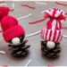 Activité créative et manuelle enfants - Fabriquer des petits gnomes de Noël - Bricolage et décoration DIY - Bonnets Hiver en laine tissée et récup' de rouleaux de papier toilettes - PQ - Lutins avec une pomme de pin et une perle en bois - Recyclage, Nature et Land Art - Fait Maison - Inspiration DIY - Créativité - arts visuels et atelier maternelle et élémentaire - Cycle 1 ou 2 - Hiver et Noël - mslf