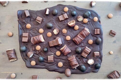 Cuisine ludique - Tablette maison tout chocolat - DIY Fait maison - Chocolate Bark décorée avec barres chocolatées, billes, gâteaux, bonbons type smarties et m&m's marrons - Kinder - Activité créative et manuelle enfants - Faire sa propre plaque de chocolat - Marbrée - Goûter rigolo ou anniversaire - Cadeaux de fin d'année - Créativité - arts visuels et atelier maternelle et élémentaire - Cycle 1, 2 ou 3 - mslf